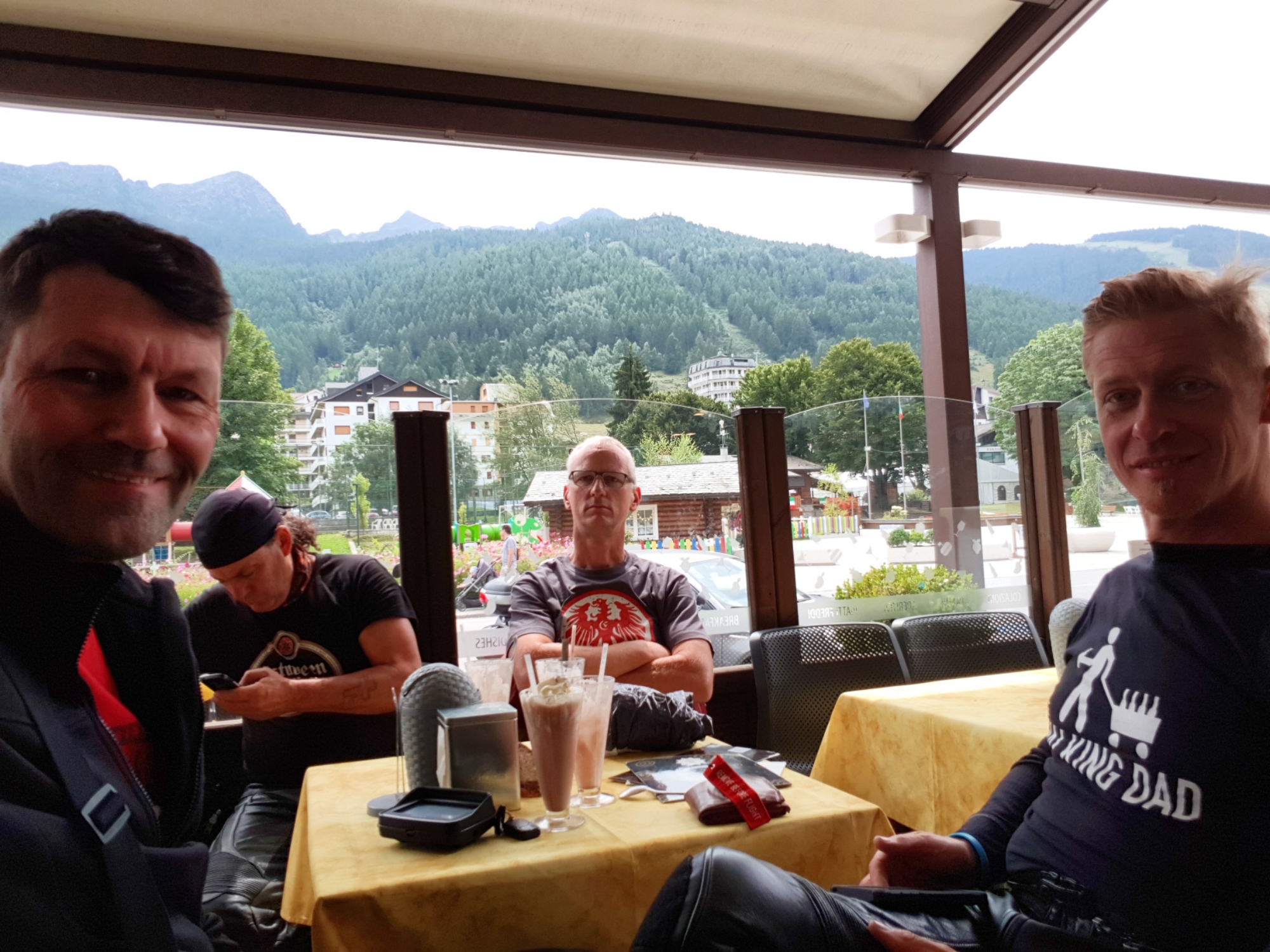 Verdiente Pause mit frapé con gelato - natürlich Schokolade