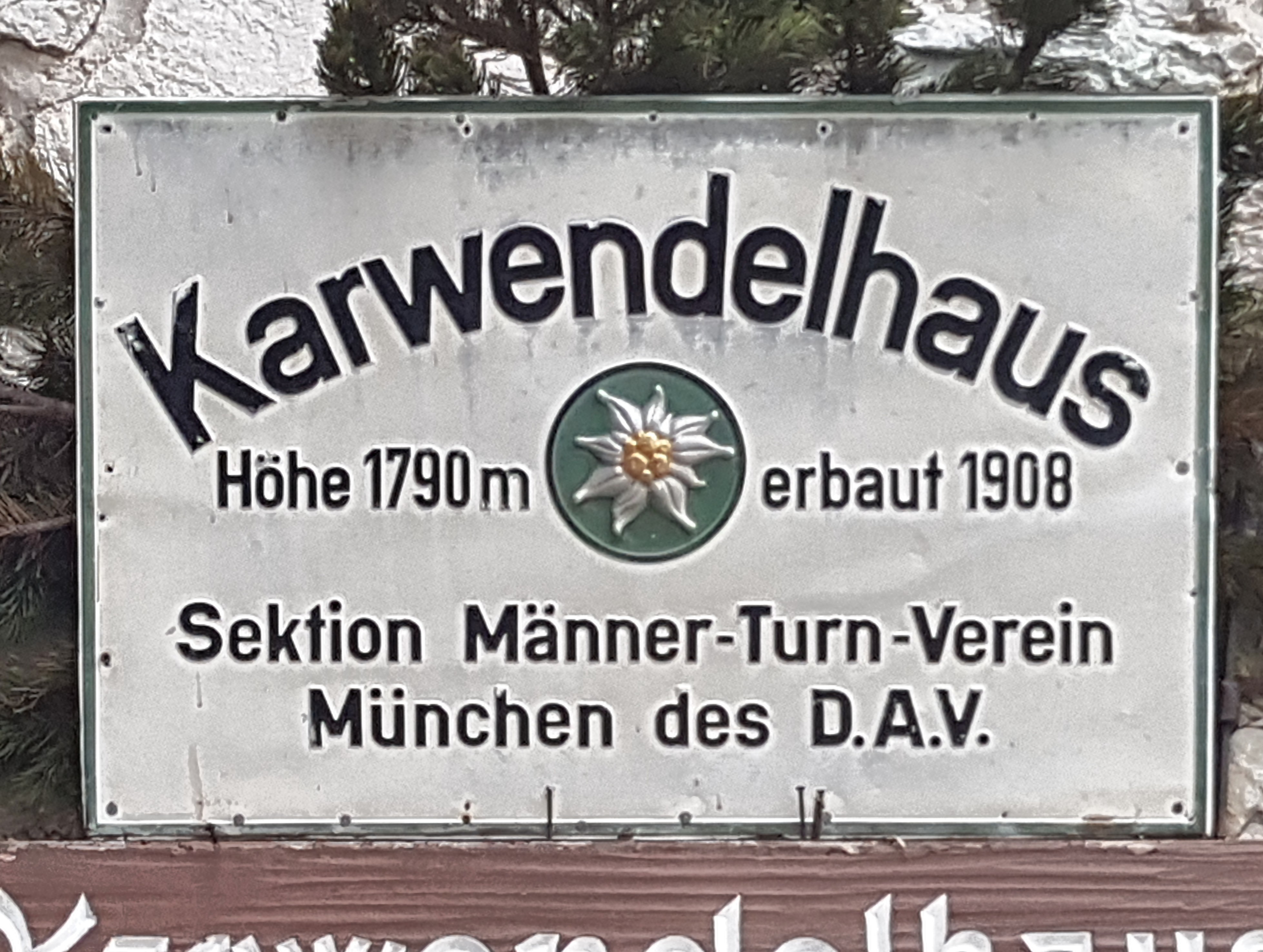 Schild am Karwendelhaus